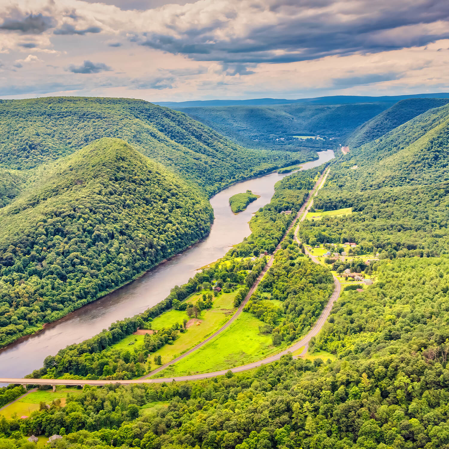 river flowing thru mountains view from Overlook.